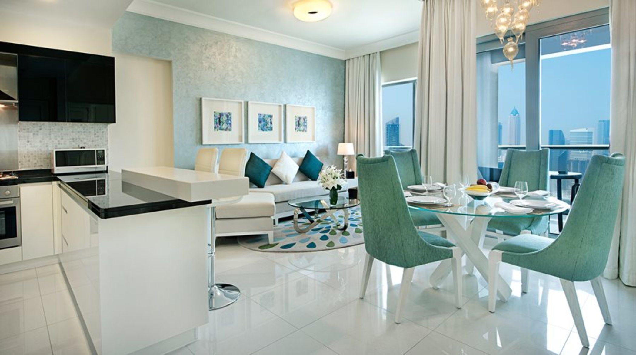 DAMAC Maison Dubai Mall Street Exterior foto The photo shows a modern and stylish living space. It features a spacious open-plan layout combining a living area and dining area. 

- **Living Area**: The living room has a light-colored sofa adorned with blue and white cushions. There is a coffee 