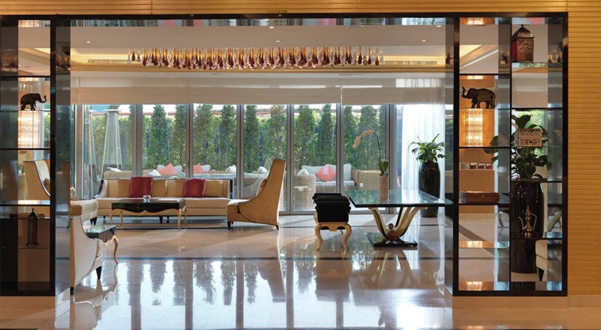DAMAC Maison Dubai Mall Street Exterior foto The photo shows a modern and elegant lobby or lounge area. There is a large, stylish chandelier hanging from the ceiling, providing illumination to the space. The interior features a combination of comfortable seating arrangements, including plush so